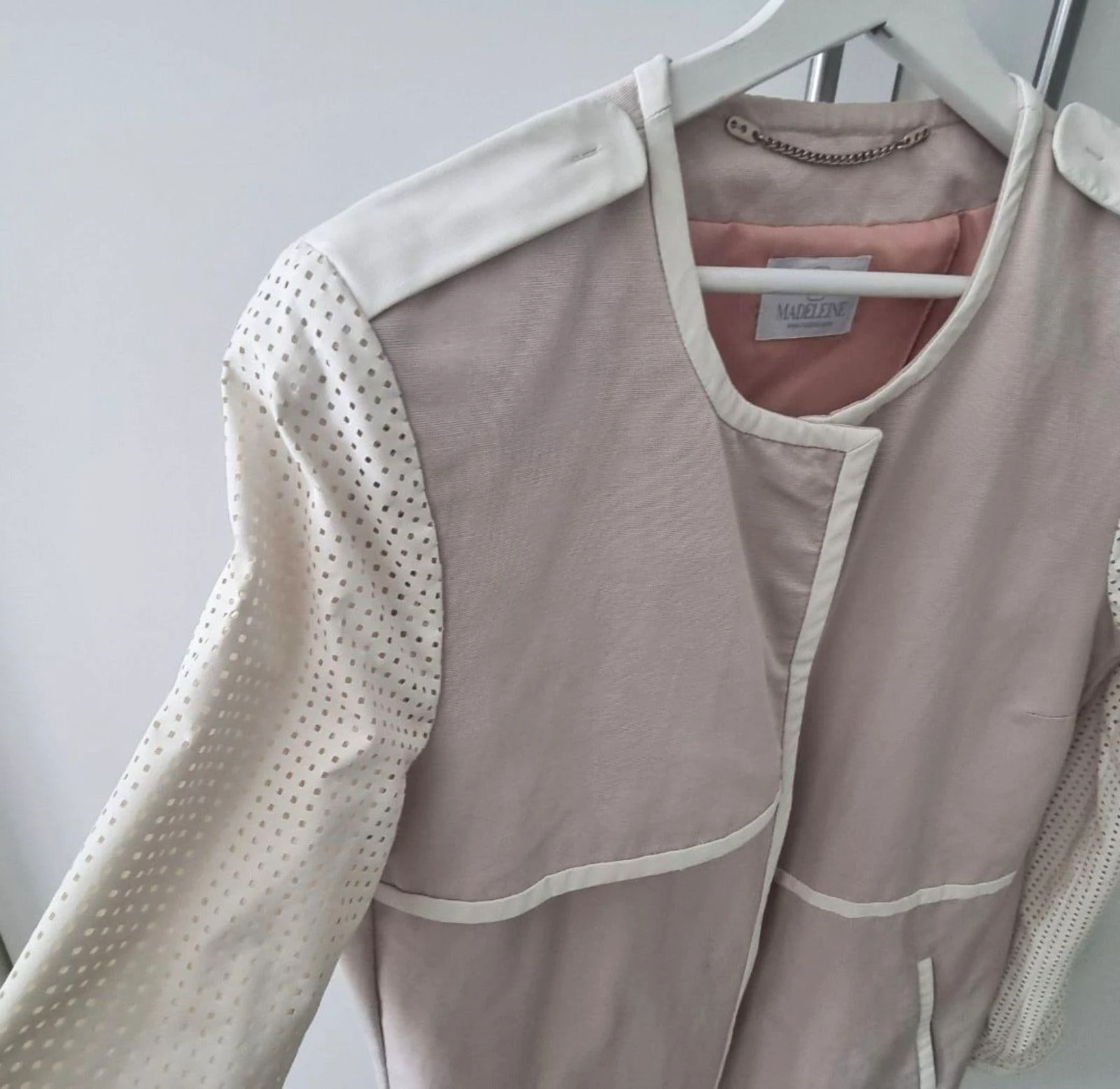 Madeleine elegante gabardina / chaqueta de verano beige crema mangas perforadas 44 – photo 3